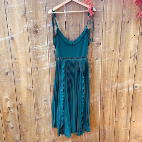 Emerald Green Ruffle Pleated Tie-Strap Dress 🌿 - Picture 3 of 12